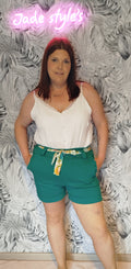 Short avec ceinture fleurie