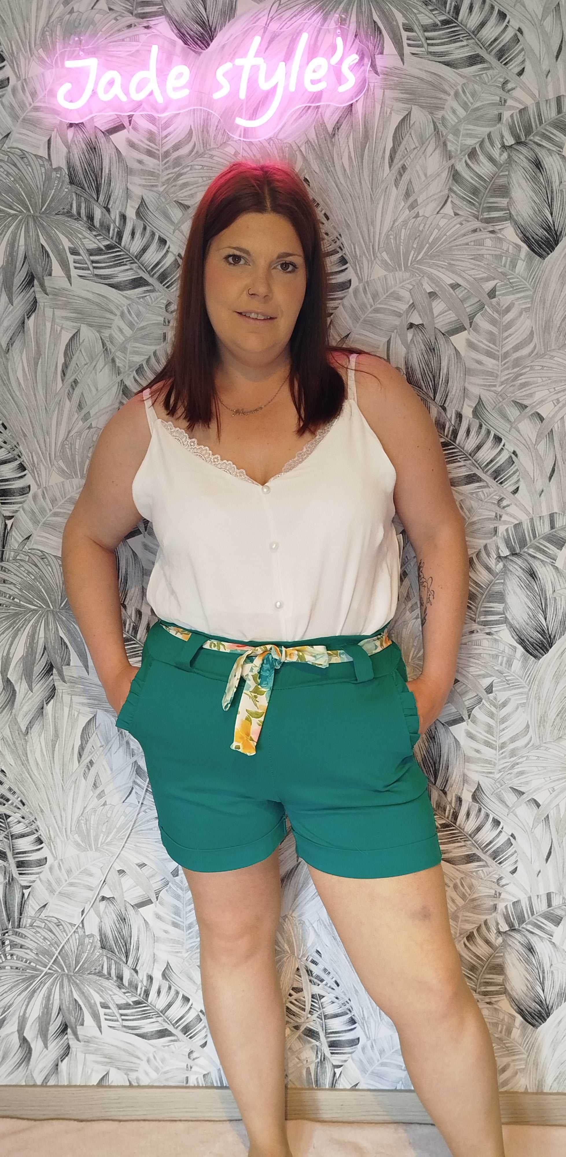 Short avec ceinture fleurie
